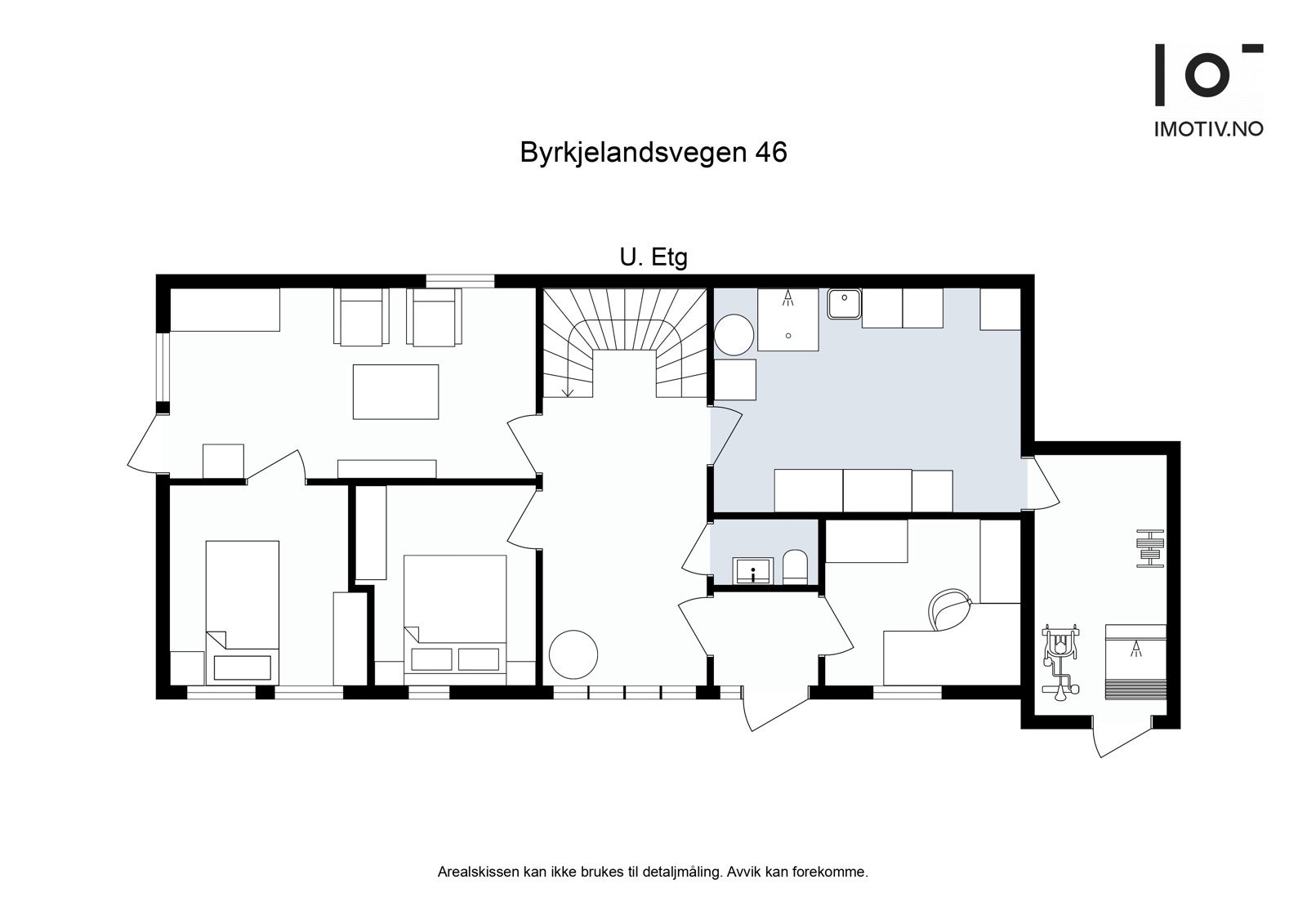 Entré 1,9 m², hall m/trapp 15 m², toalettrom 1,5 m², vaskerom 13,5 m², soverom 8,8 m², soverom 8,8 m², soverom 8 m², stue 17,8 m², trimrom (tidl. garasje) 9,1 m². Galleribilde
