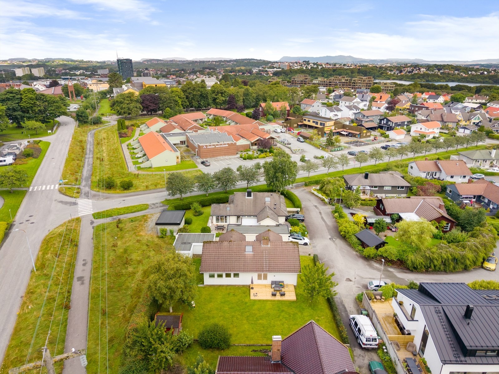 Eiendommen ligger i et barnevennlig område med kort vei til Tjensvoll skole (6 min). Galleribilde