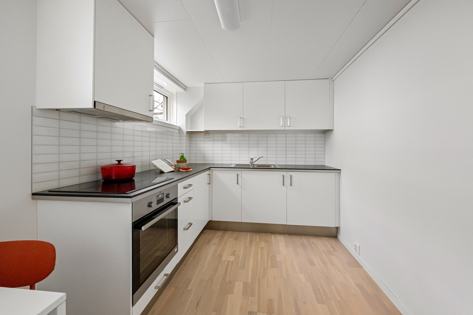 Kjøkken i kjeller, etablert i 2012, med glatte fronter og laminatbenkeplate (ikke byggemeldt) Galleribilde