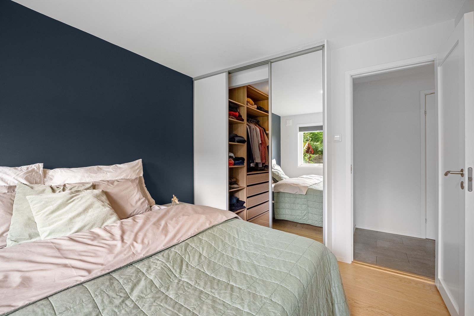 Fra hovedsoverommet er det inngang til et praktisk walk-in closet. Galleribilde