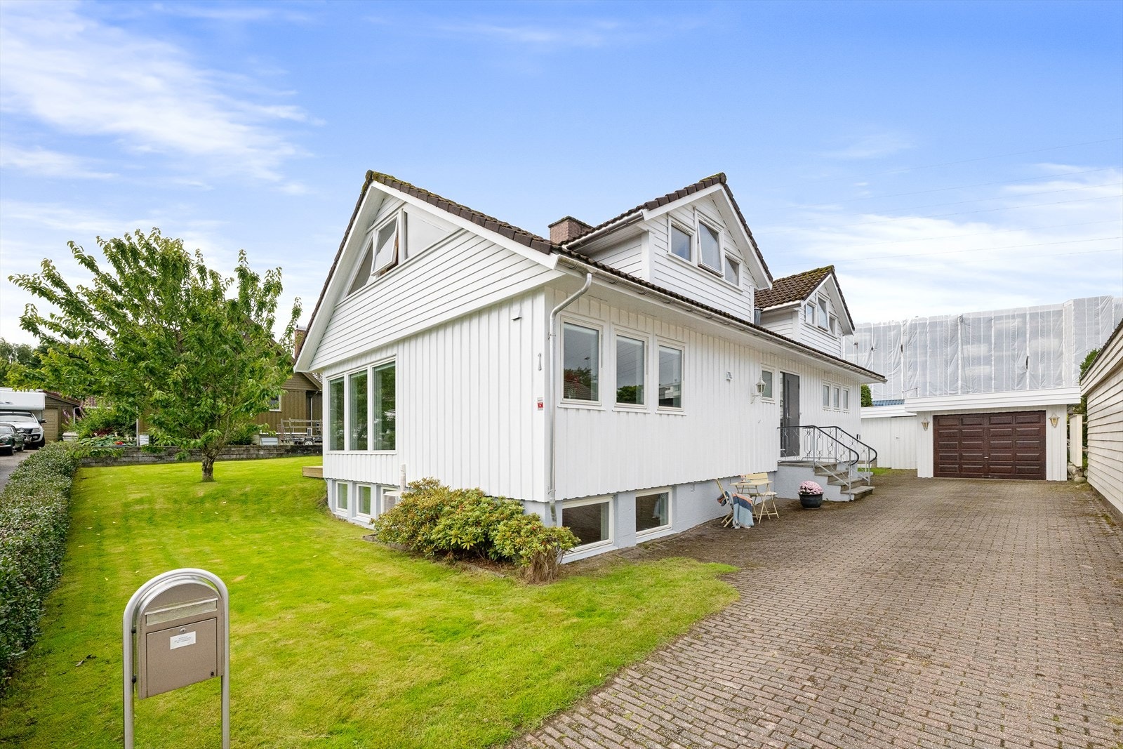 Enebolig med tilhørende garasje (med elbil-lader) på 26 m² og innkjørsel med belegningsstein. Galleribilde