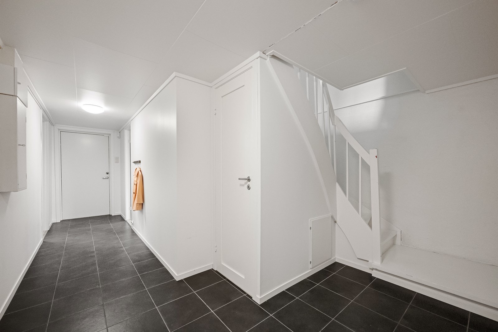 Gang i kjeller med egen inngangsdør fra 2013 og to boder for lagring. Galleribilde