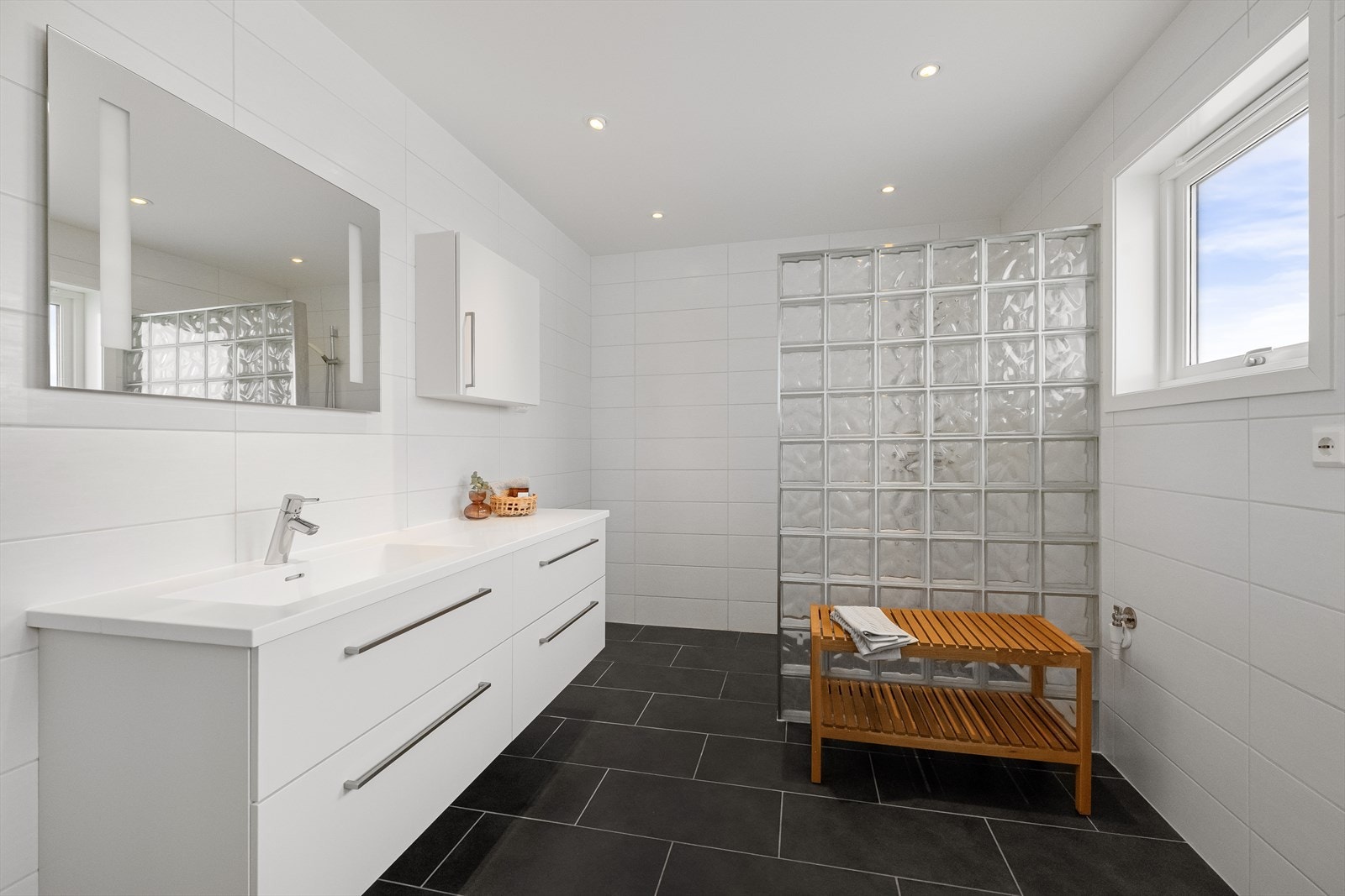 Det er også opplegg for vaskemaskin på badet i første etasje. Galleribilde