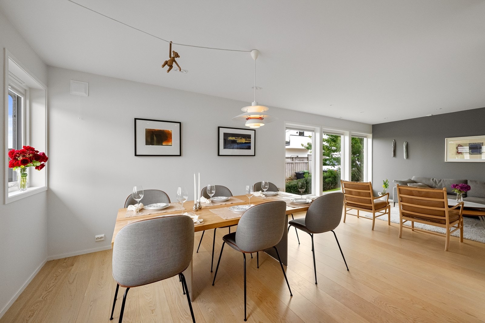 Spisestuen har god plass og er en naturlig del av det åpne oppholdsrommet. Galleribilde