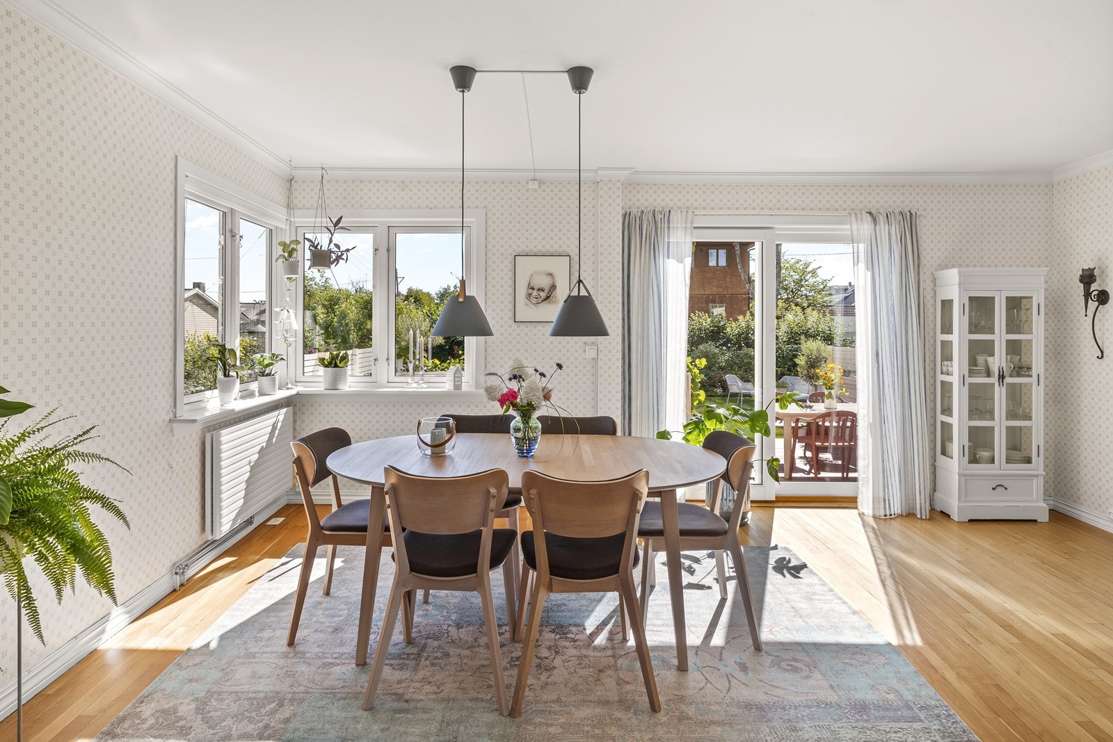 Spisestuen har utgang til den store terrassen via en skyvedør fra 2017. Galleribilde