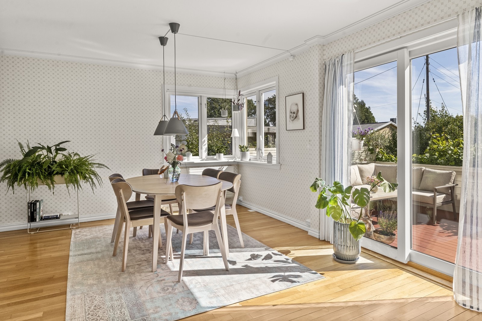 Direkte utgang fra spisestuen til den store terrassen. Galleribilde