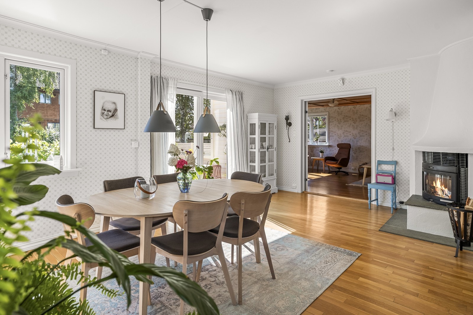Spisestuen har god plass til langbord og er et naturlig samlingspunkt. Galleribilde
