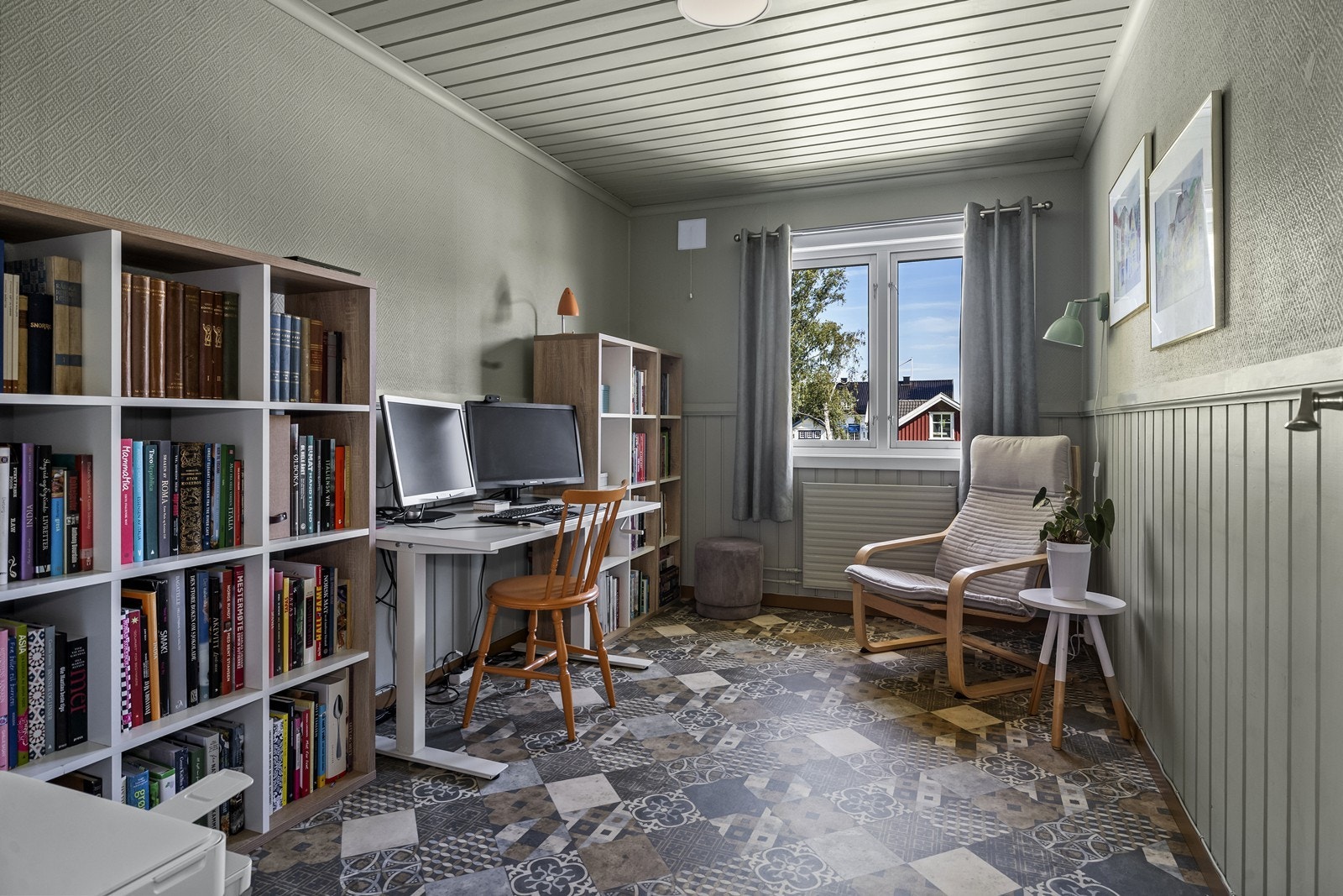 Det tredje soverommet i etasjen, her innredet som kontor. Galleribilde