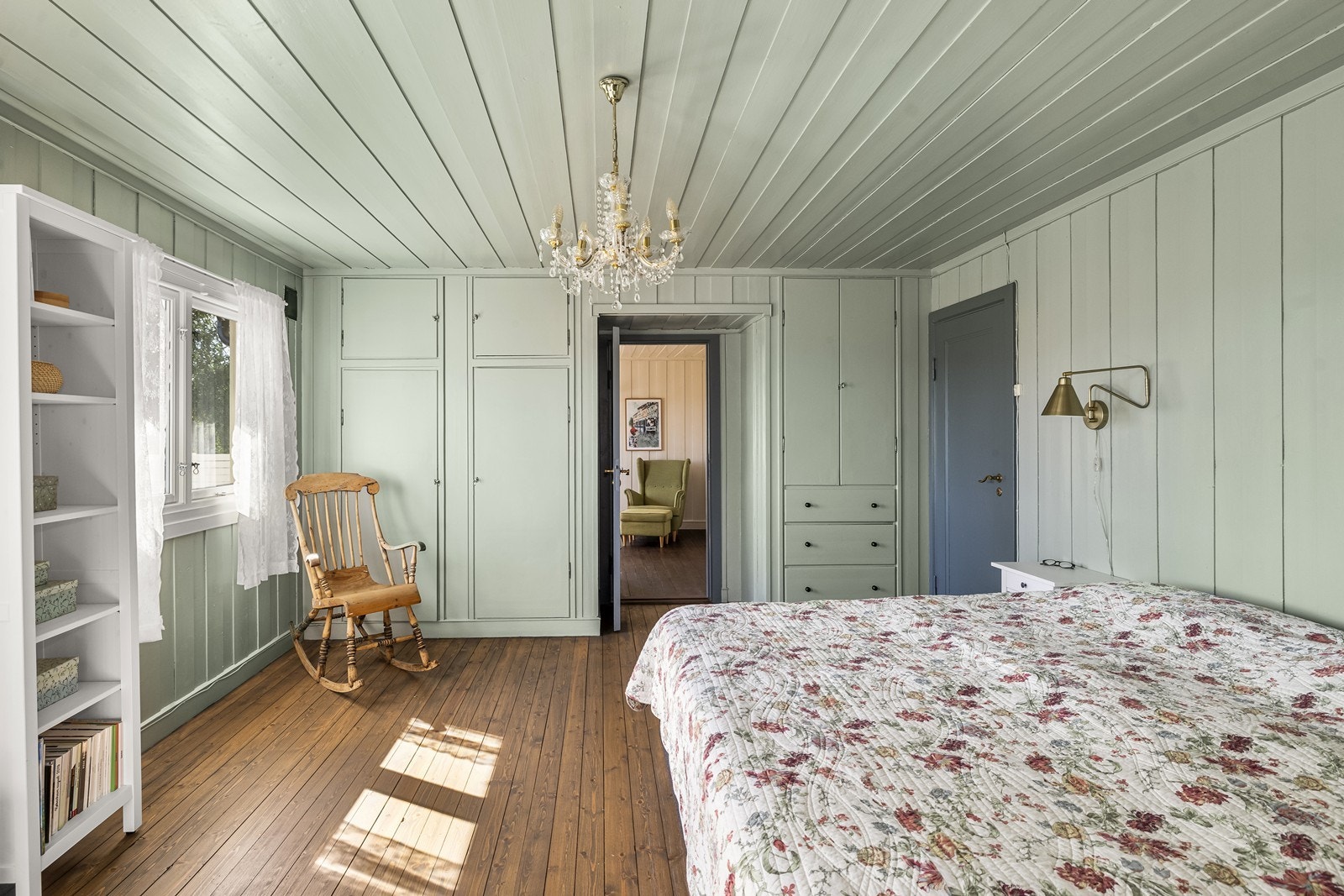 Stort foreldresoverom hvor den originale garderobeløsningen er beholdt. Galleribilde