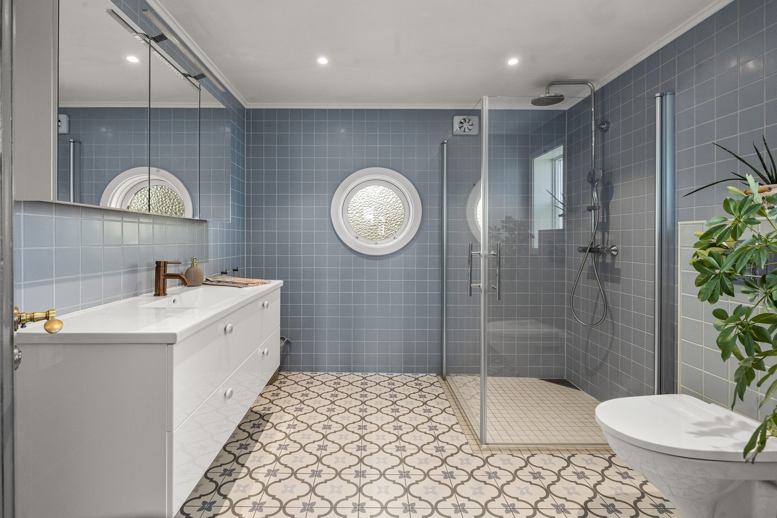 Det delikate badet i andre etasje ble renovert i 2021 Galleribilde