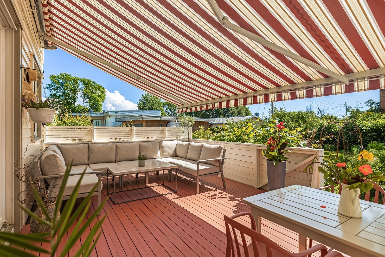 Terrassemarkise for solskjerming. Galleribilde