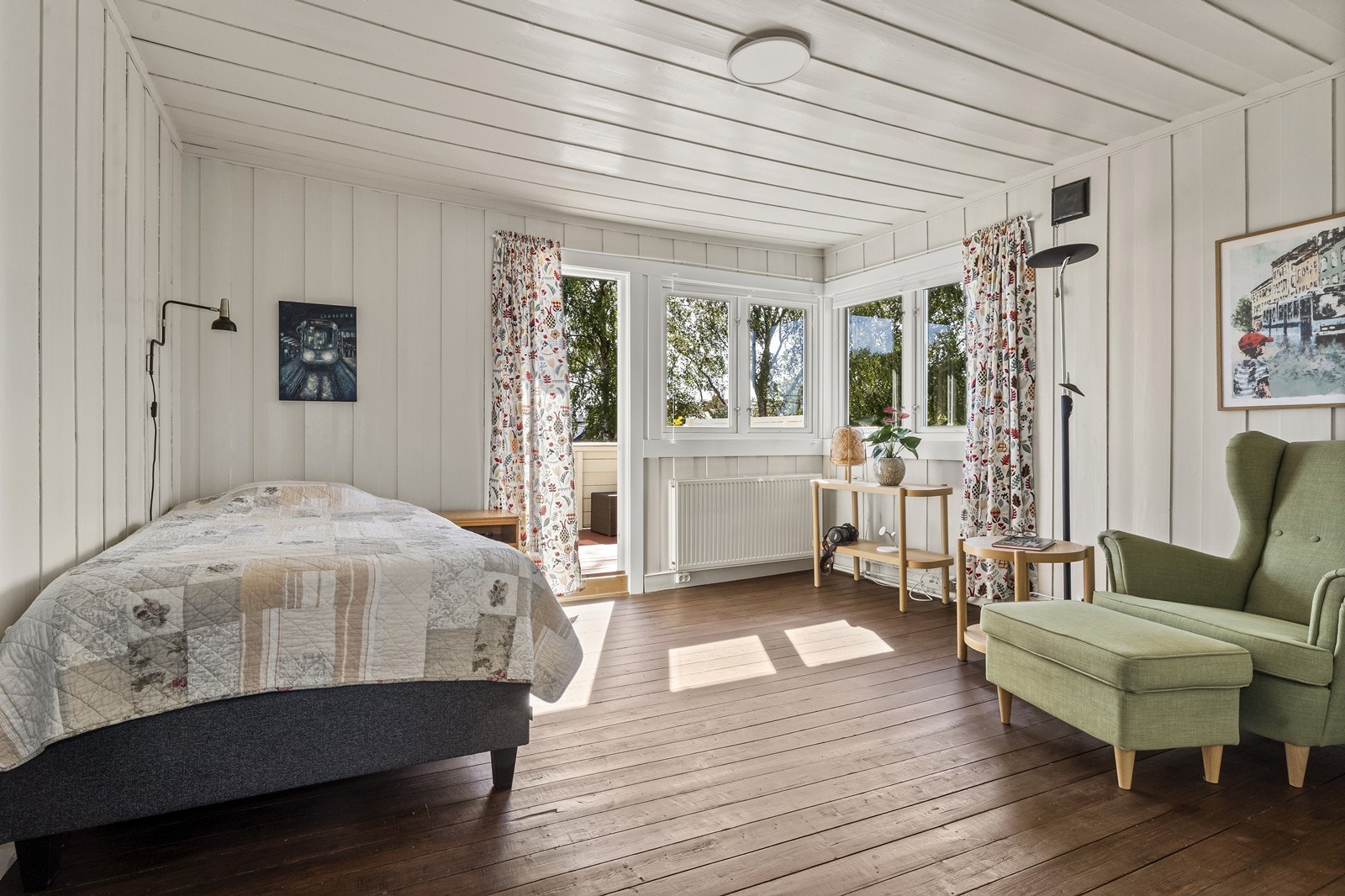 Soverom nr 2 har god plass og utgang til sydvendt veranda. Galleribilde