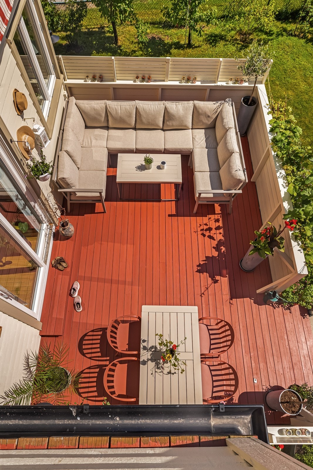 Terrassen på 22 m² har god plass til både sittegruppe og spisebord. Galleribilde