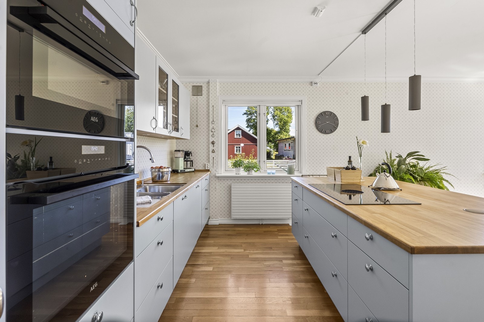 Kjøkkeninnredningen har slette fronter og benkeplate i heltre. Galleribilde