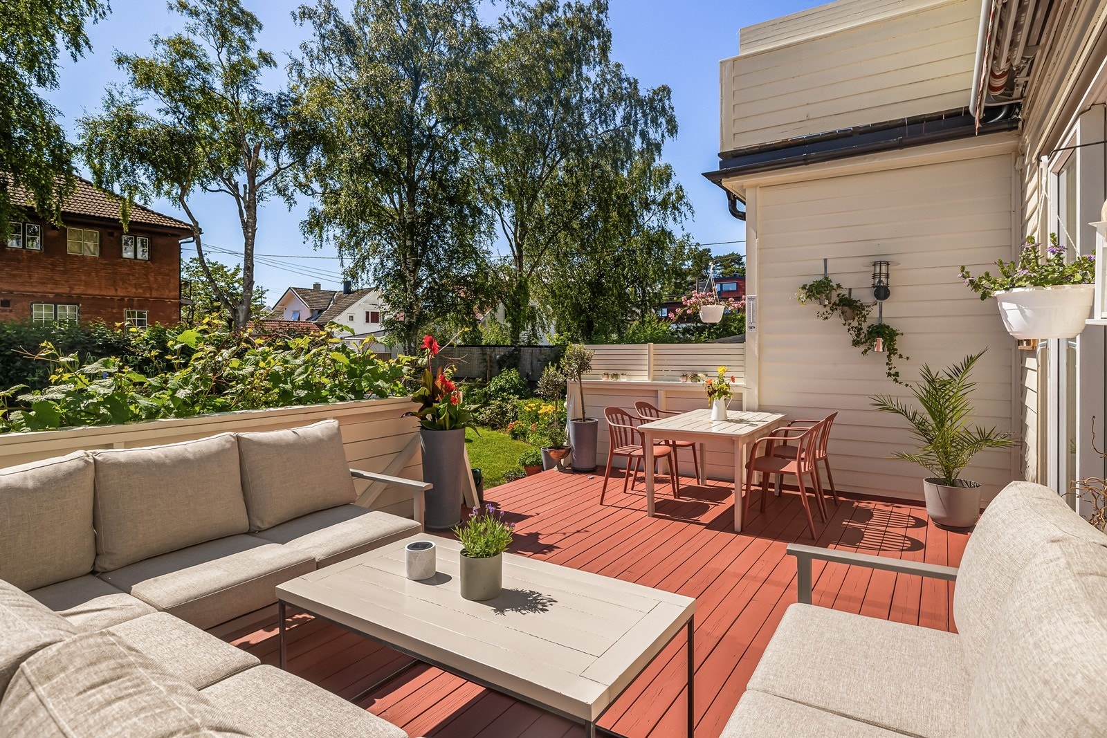 Fra stuen er det utgang til en romslig terrasse på 22 m² og den særdeles frodige hagen. Galleribilde