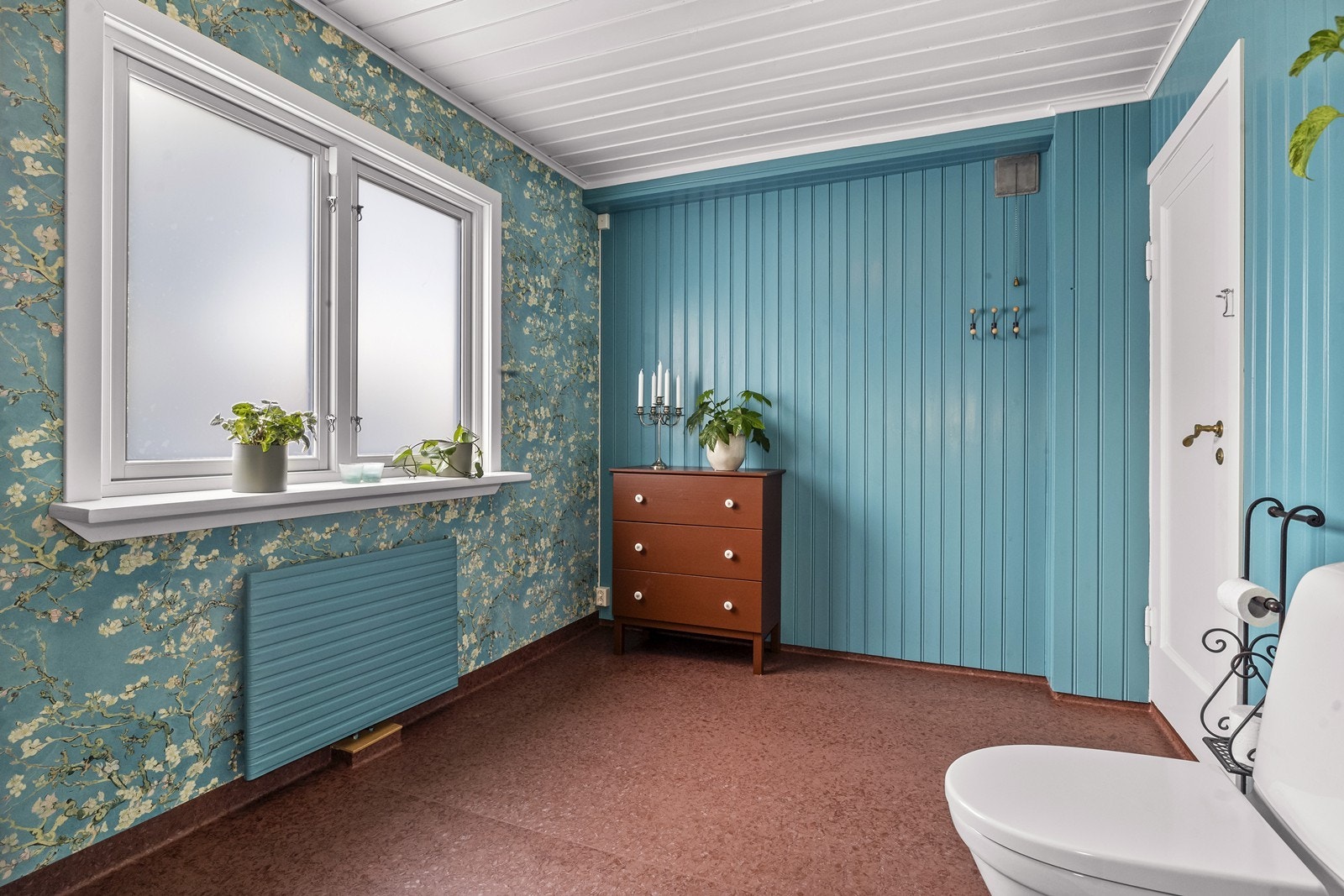 Badet har vinylbelegg på gulvet og oppvarming via radiator. Galleribilde