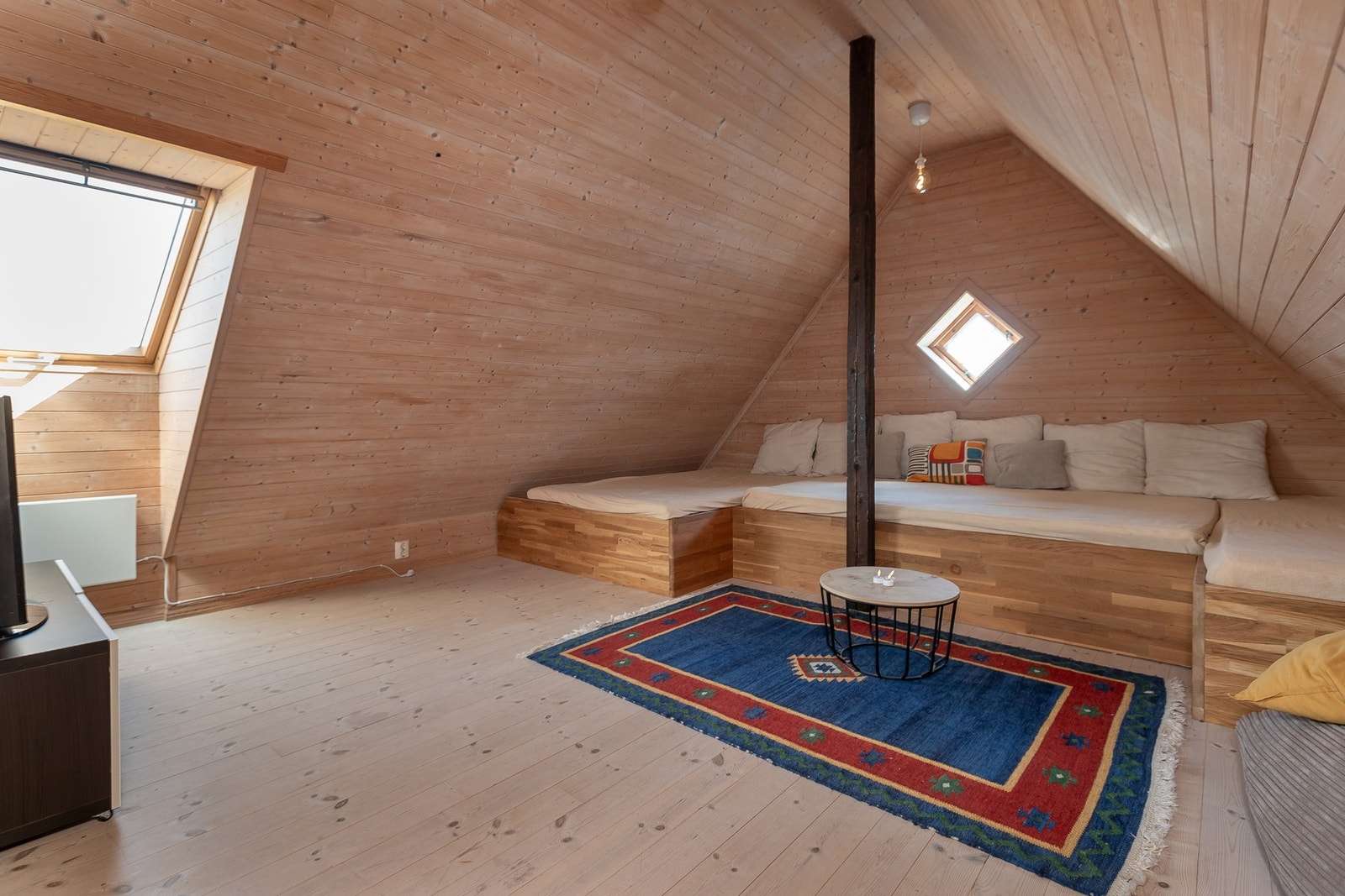 Innredet loft med fantastisk takhøyde. (Ikke godkjent som varig opphold) Galleribilde