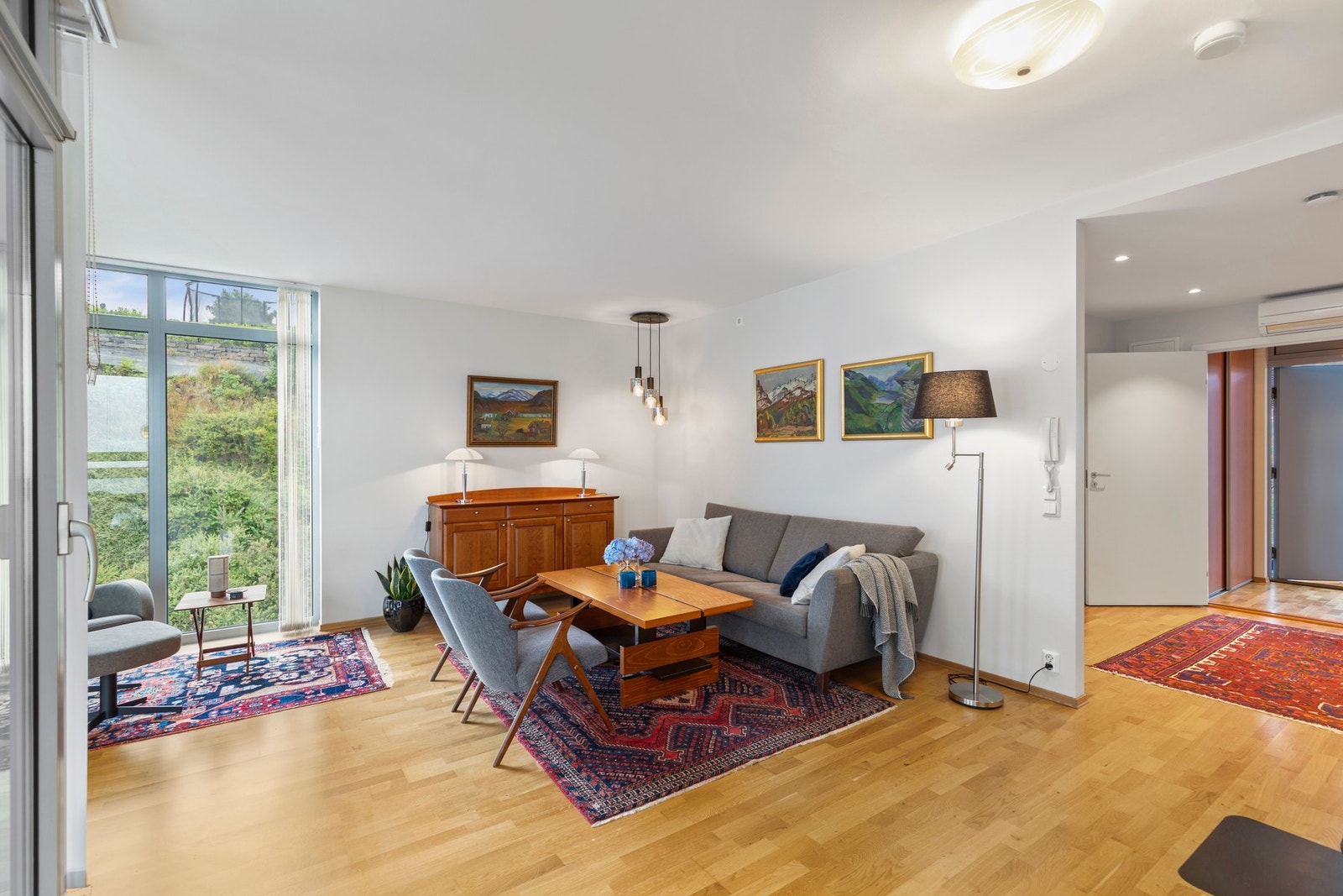Stuen er av god størrelse og har plass til både sofagruppe og spisebord. Galleribilde