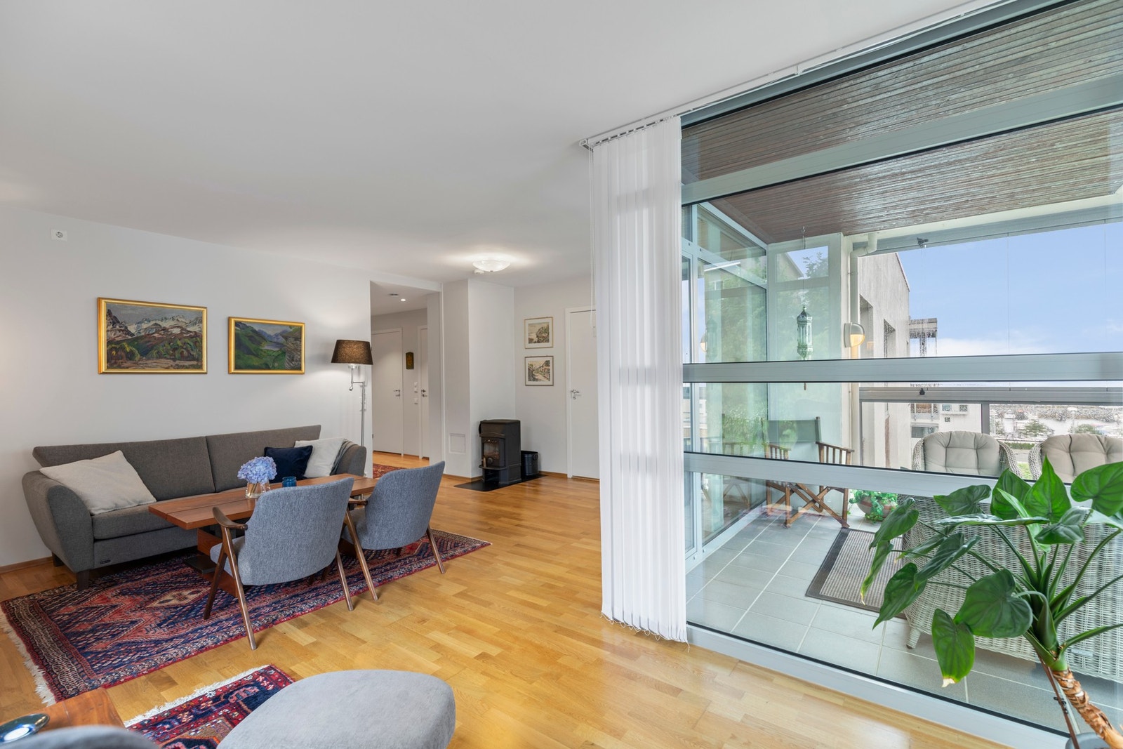 Stuen har montert vedovn. Galleribilde
