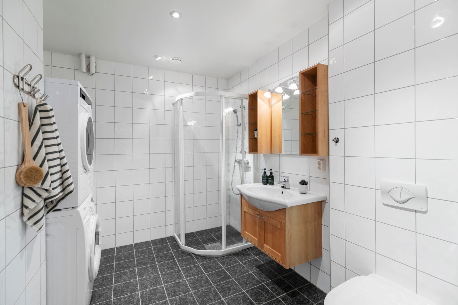 Helfliset bad med tidløse fargevalg og spotlights i himling. Galleribilde