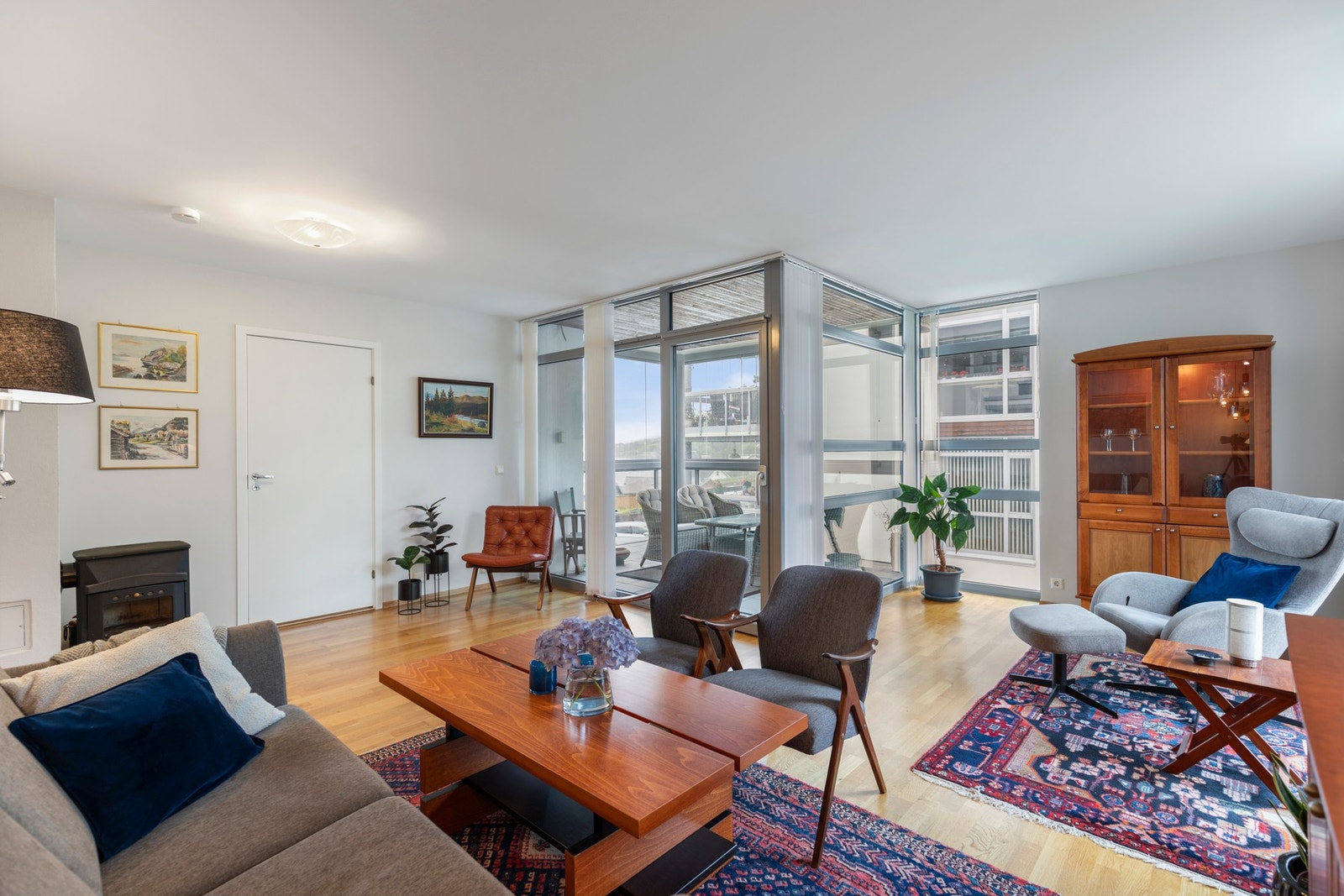 Fra stue er det utgang til innglasset balkong med flislagt dekke. Galleribilde