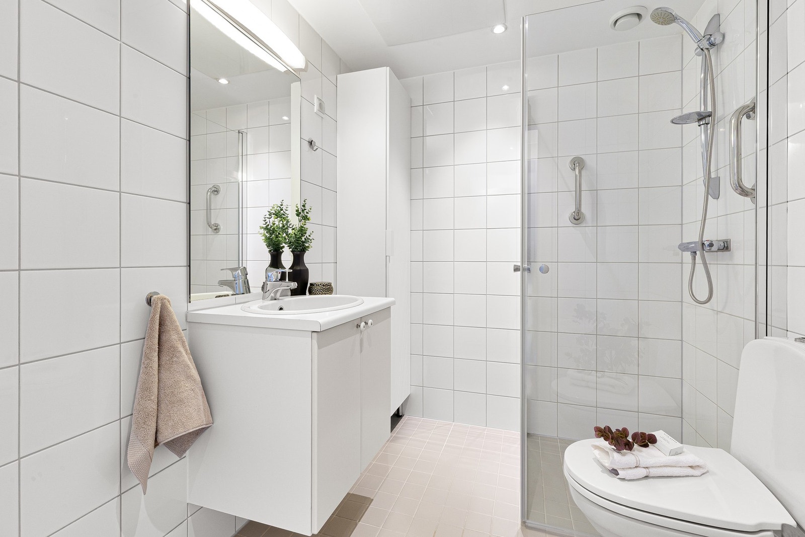 Flislagt bad med varmekabler og downlights Galleribilde