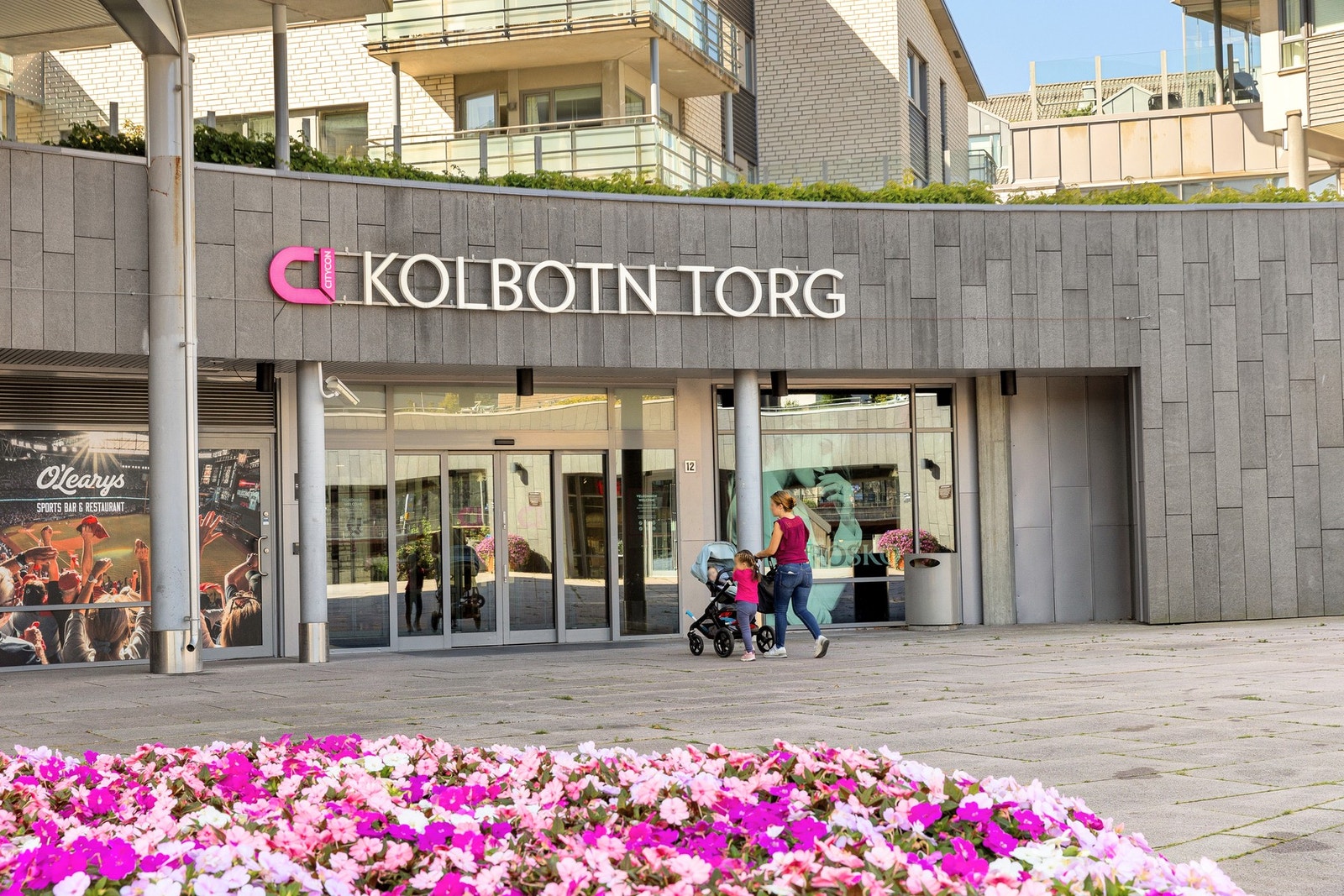 Kolbotn torg ligger i tøffelavstand fra leiligheten. Her er det et rikt utvalg av butikker, restauranter, vinmonopol m.m. Galleribilde
