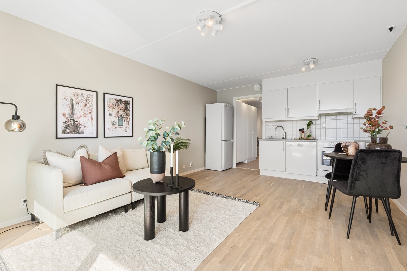 Leiligheten har lyse moderne farger og materialvalg Galleribilde