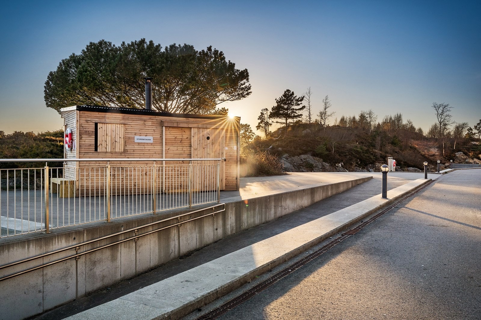 Sauna i naturskjønne omgivelser ved vannet, perfekt for avslapning. Galleribilde
