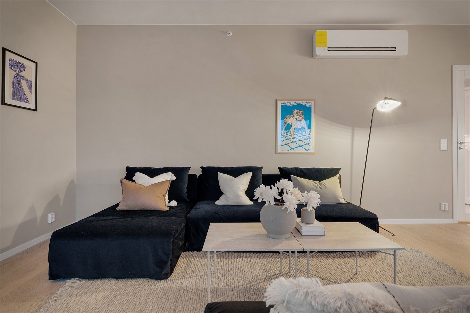 God plass til stor sofa, hvor hele familien kan samles Galleribilde