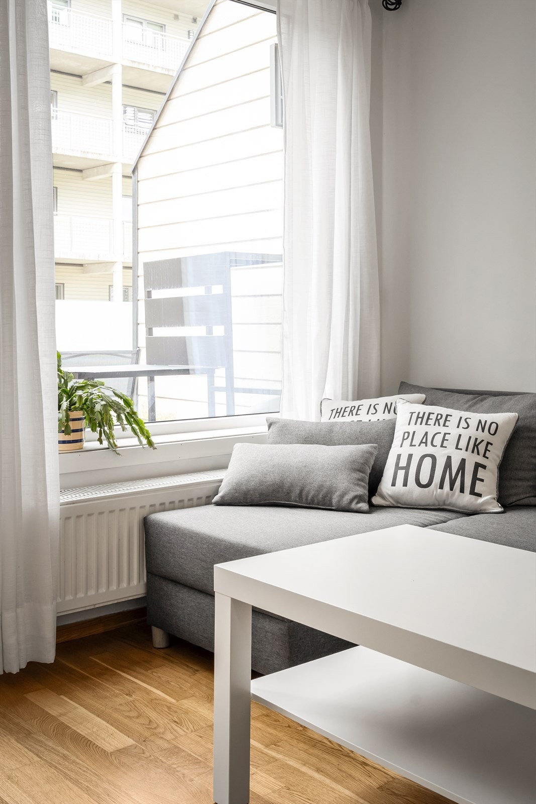 Oppvarming via radiator og gasspeis Galleribilde