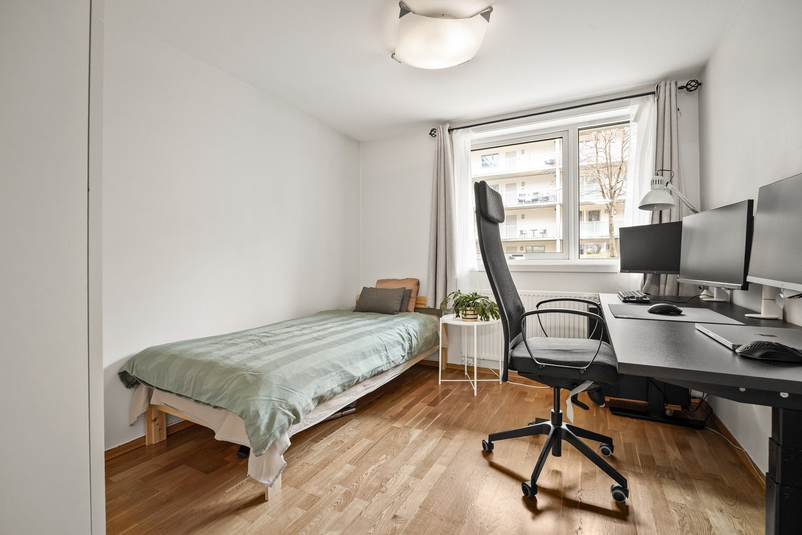 Soverom med garderobeskap Galleribilde