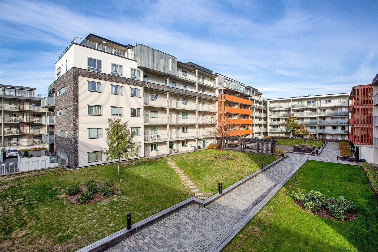 Pendlervennlig beliggenhet med kort gangavstand til togstasjon, bussknutepunkt og taxiholdeplass Galleribilde