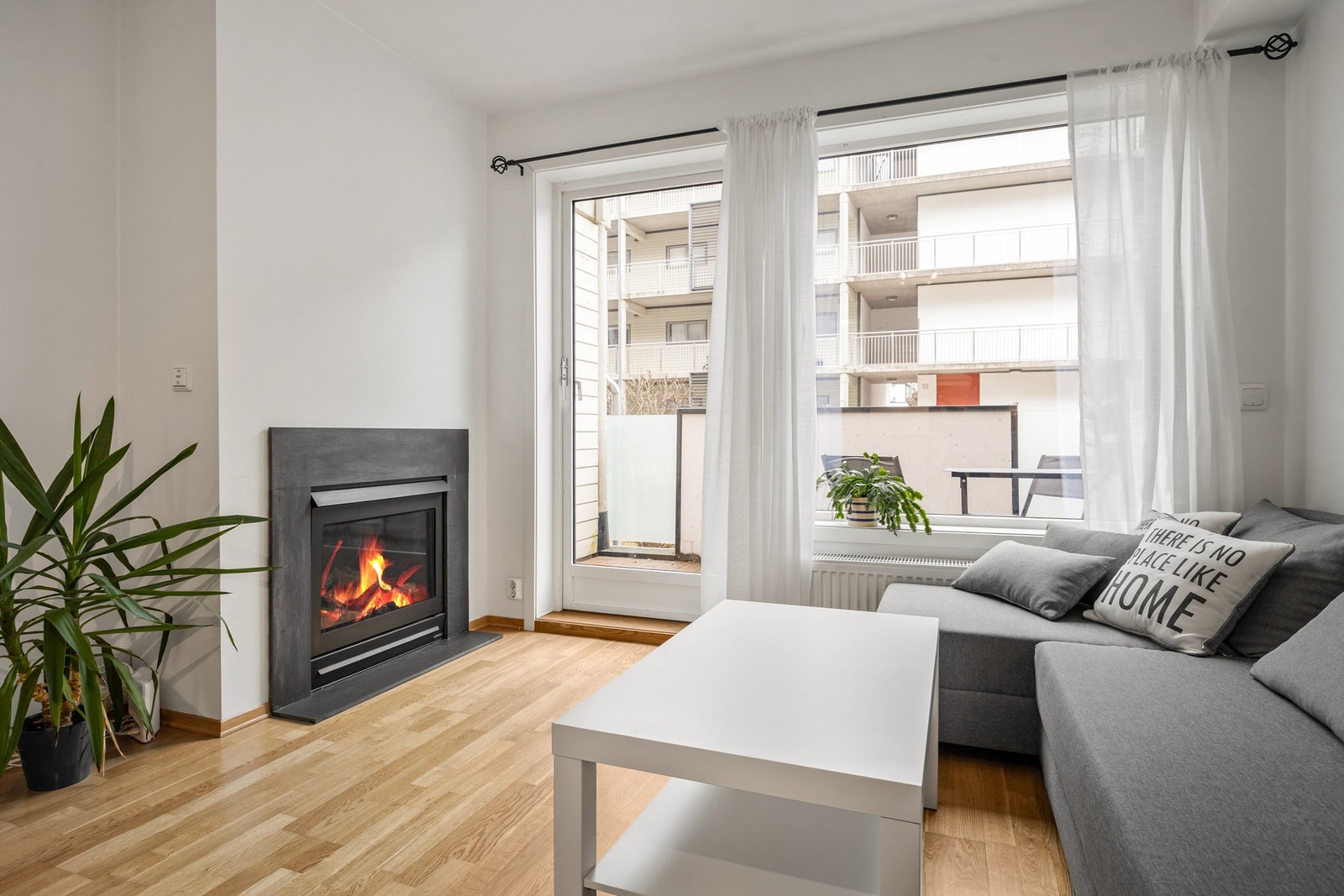Lys stue med plass til sofa Galleribilde