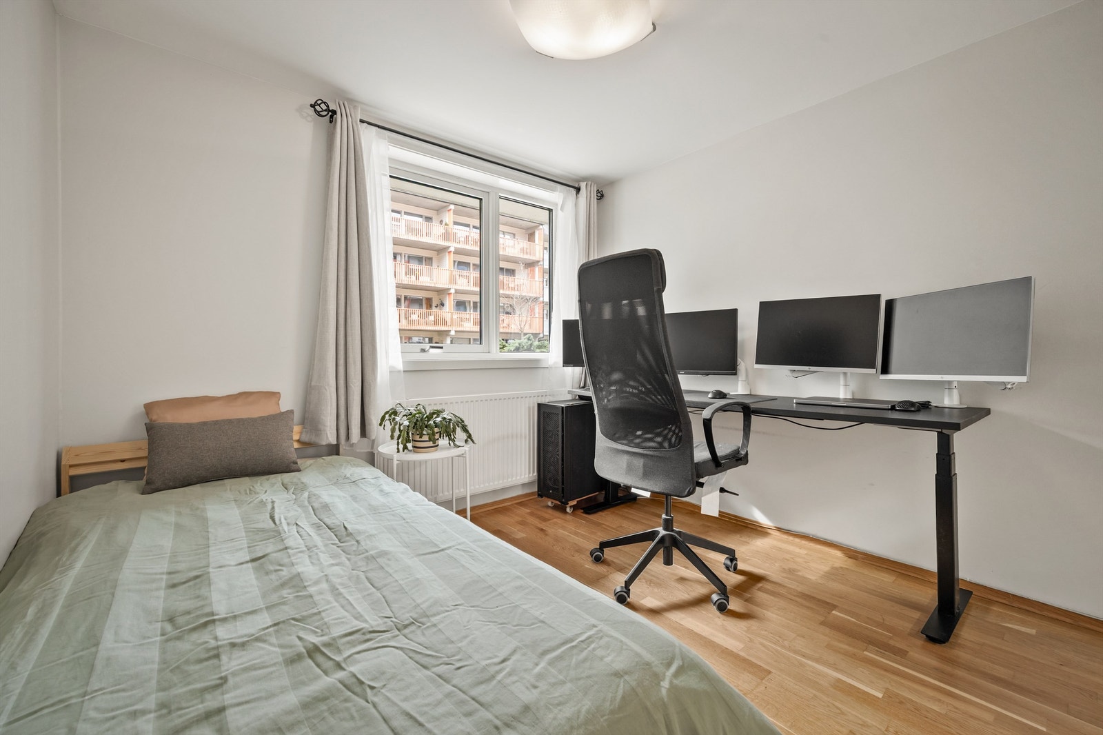 Soverom med oppvarming via radiator Galleribilde