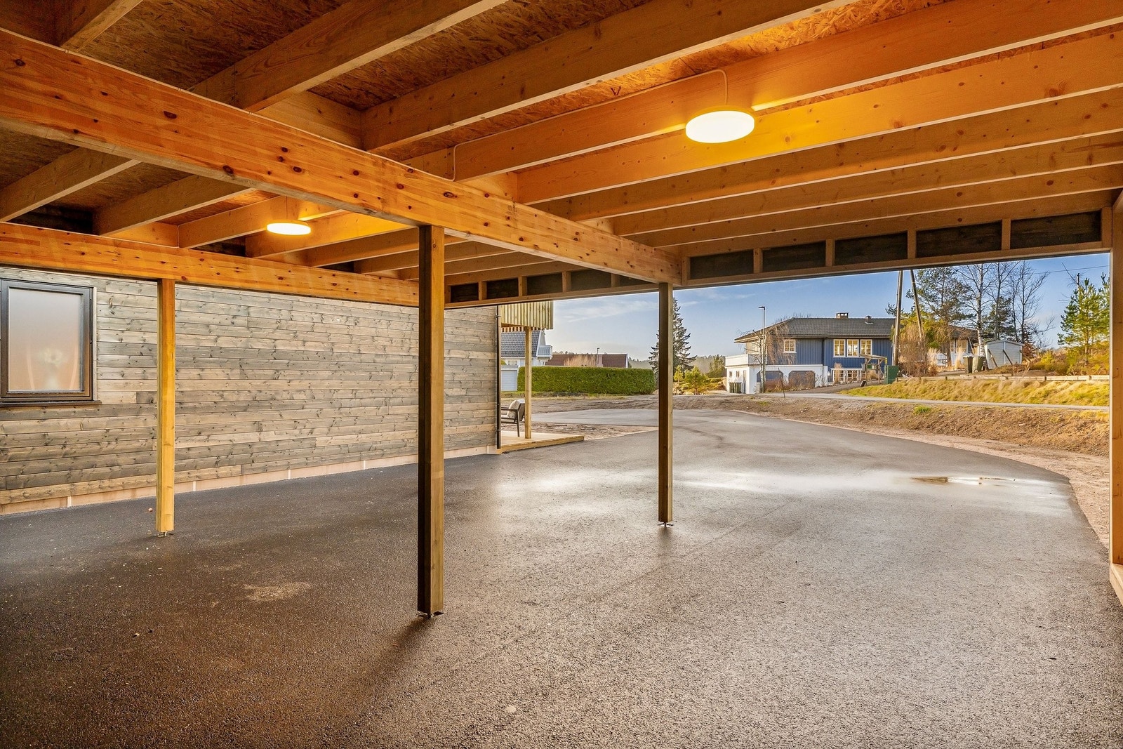 Carport med sportsbod i bakkant Galleribilde