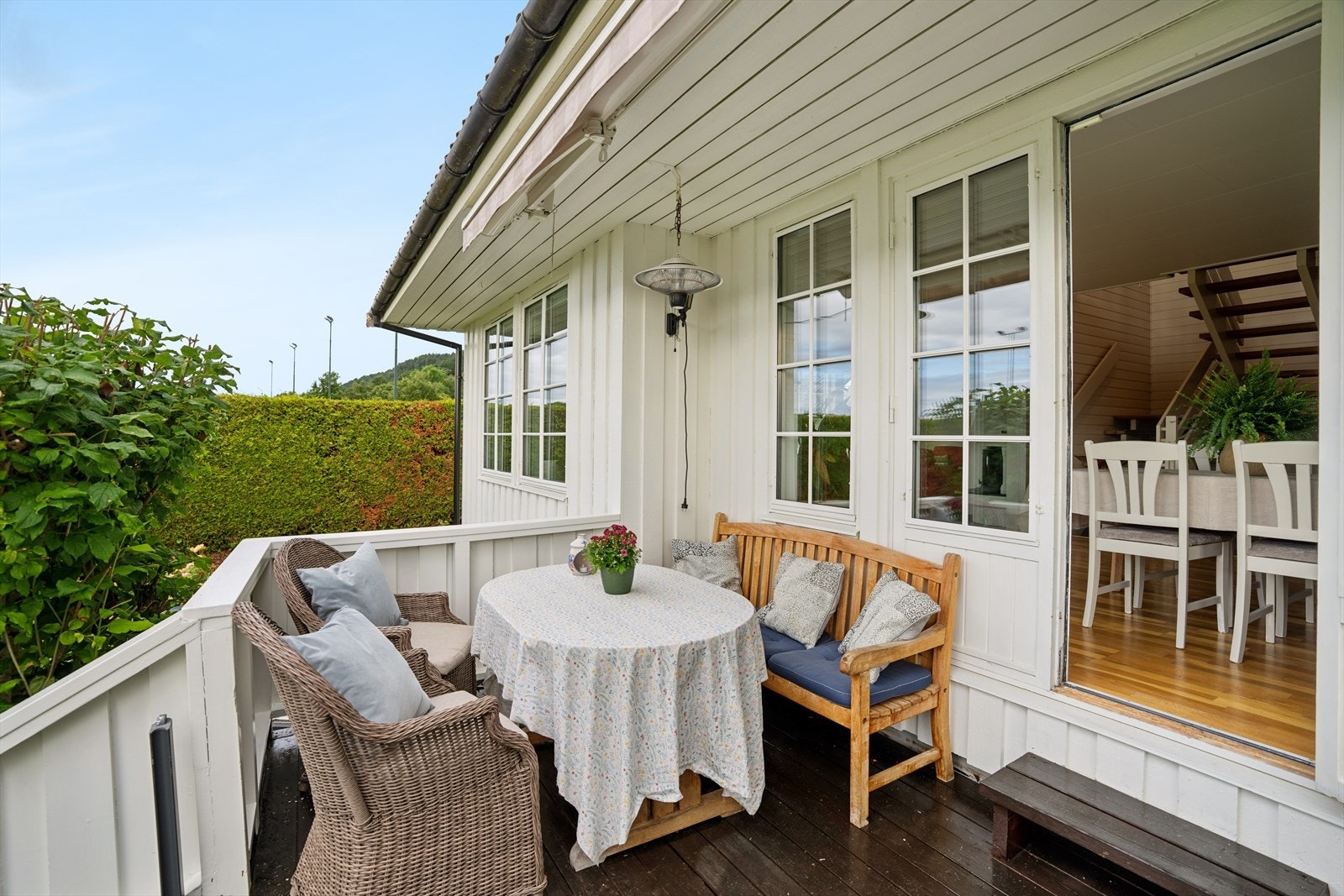Fra spisestuen er det utgang til en terrasse med videre tilkomst til den flotte hagen. Galleribilde