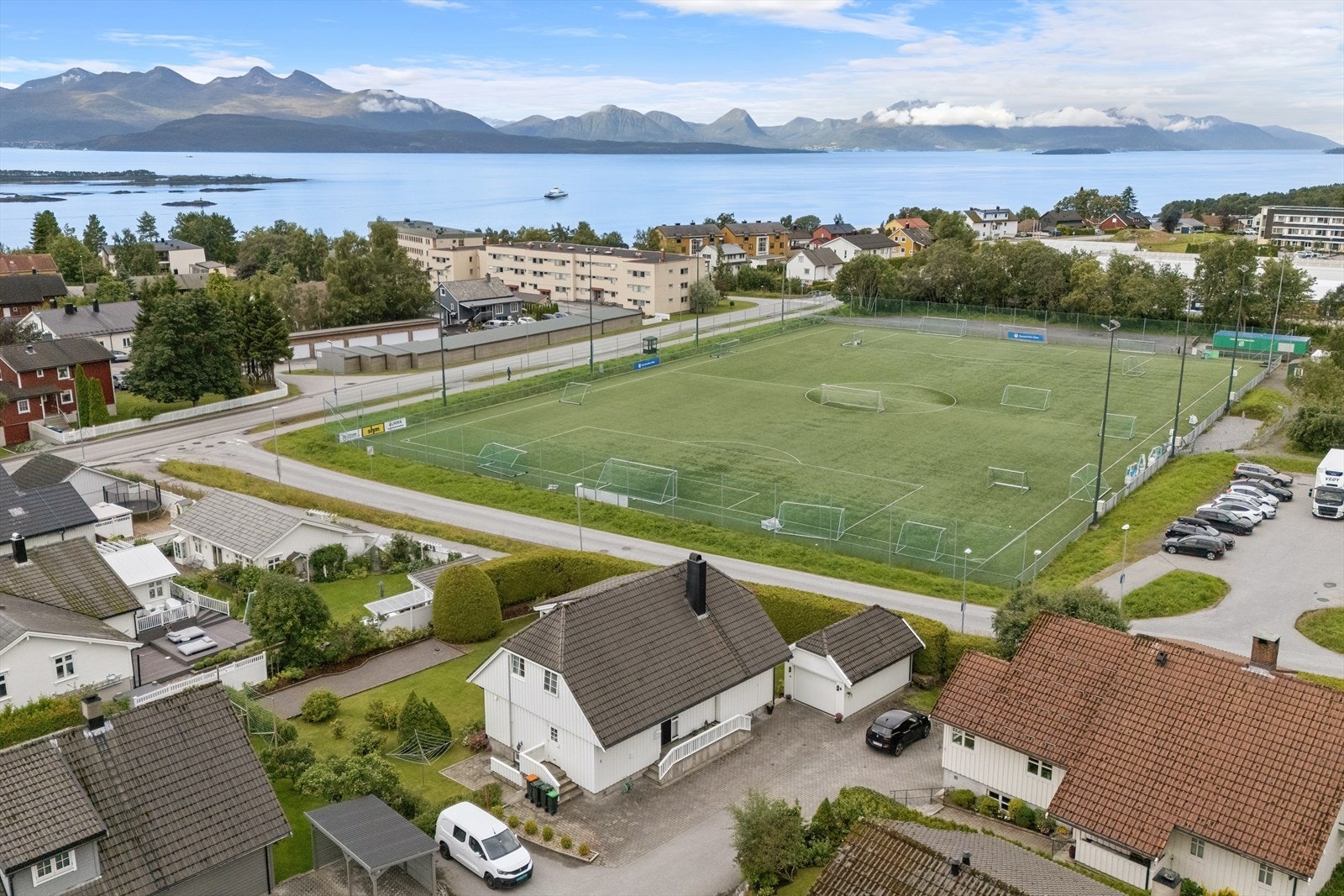 Cecilienfryd idrettspark ligger i umiddelbar nærhet av eiendommen og tilbyr gode aktivitets- og fritidsmuligheter for både barn, ungdom og voksne. Anlegget fungerer som en naturlig møteplass i nærmiljøet og bidrar til et aktivt og familievennlig bomiljø. Galleribilde
