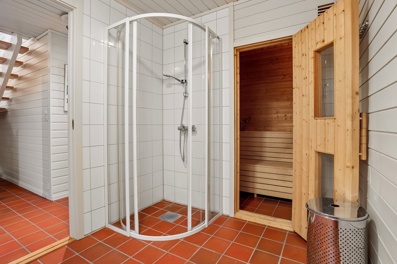 Veggene er flislagt i dusjsonen, mens øvrige veggflater og himling er panelkledd. Badet fungerer i dag etter sin hensikt, men må påregnes oppgraderinger ut fra alder og standard. Galleribilde