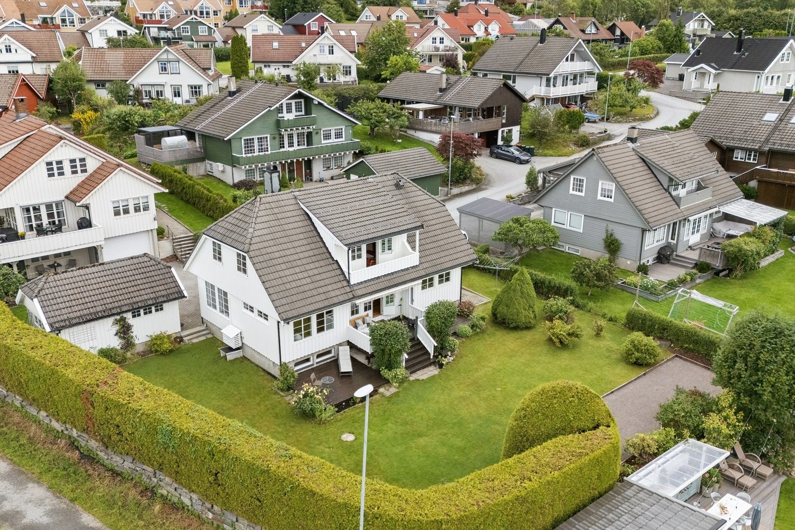 Eiendommen har en attraktiv beliggenhet på Cecilienfryd, et veletablert og populært boligområde i Molde. Galleribilde