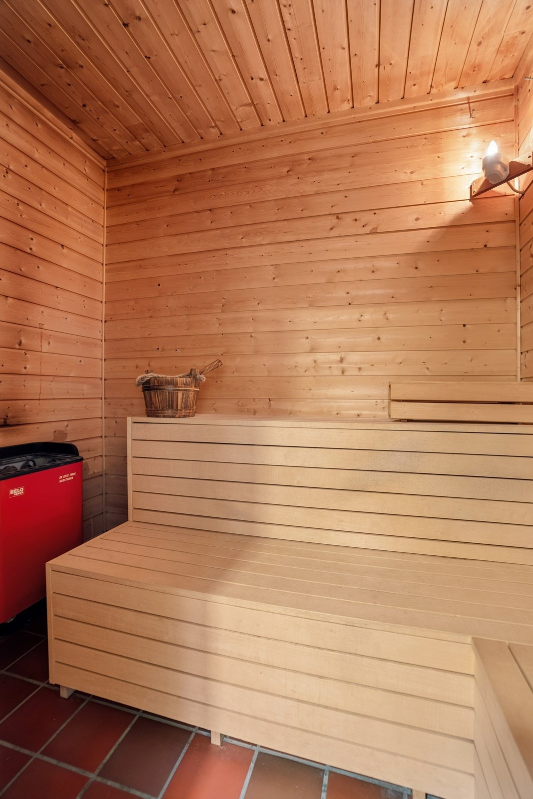 I tilknytning til badet ligger en egen badstue. Rommet er innredet med plassbygde sittebenker tilpasset formålet. Gulvet er flislagt, mens vegger og himling er panelkledd. Oppvarming skjer med badstueovn fra Helo Sauna. Galleribilde