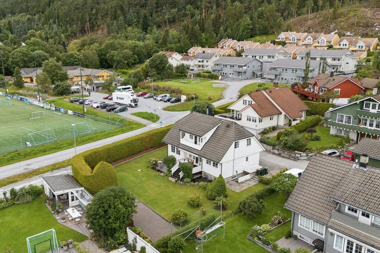 Flere barnehager ligger i kort gangavstand fra eiendommen, herunder Mobarn Cecilienfryd barnehage og Lillekollen barnehage. Sellanrå skole og Bekkevoll ungdomsskole ligger også i nærheten, noe som gir et godt tilbud for familier med barn i skolealder. Galleribilde