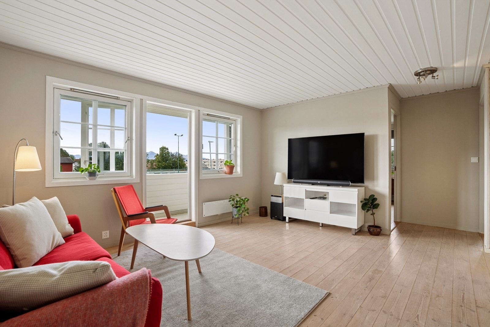 Rommet har store vinduer som inviterer lyset og naturen inn og lakkert furugulv som bidrar til en lun og hyggelig atmosfære. Fra loftstuen er det utgang til en overbygget balkong på ca. 4 m². Galleribilde