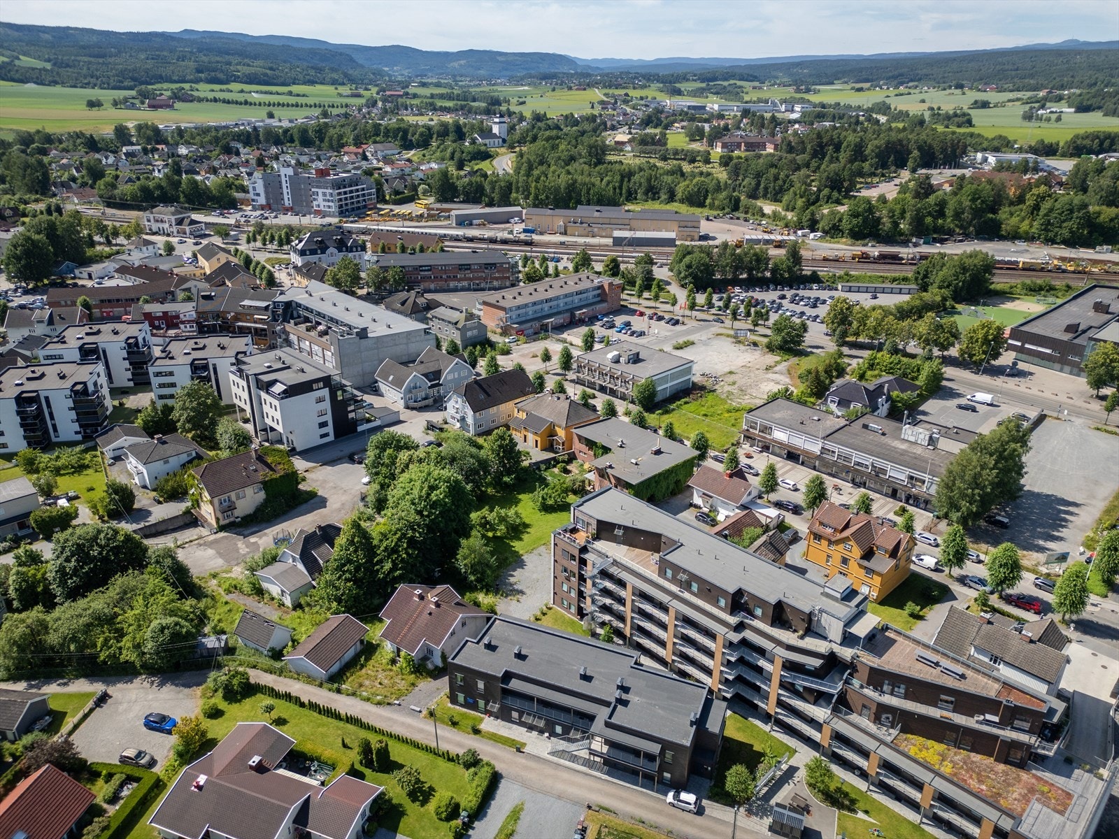 Hokksund ungdomsskole og Eiker videregående skole ligger i umiddelbar nærhet. Galleribilde