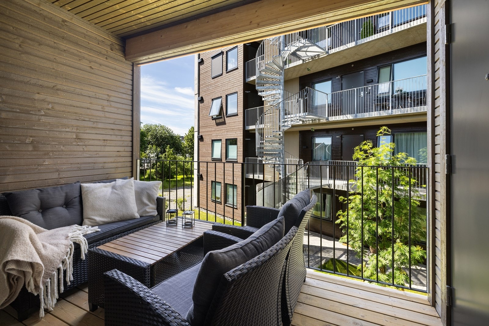 Terrasse på ca. 6 m² med adkomst fra stuen via skyvedør i tre. Galleribilde