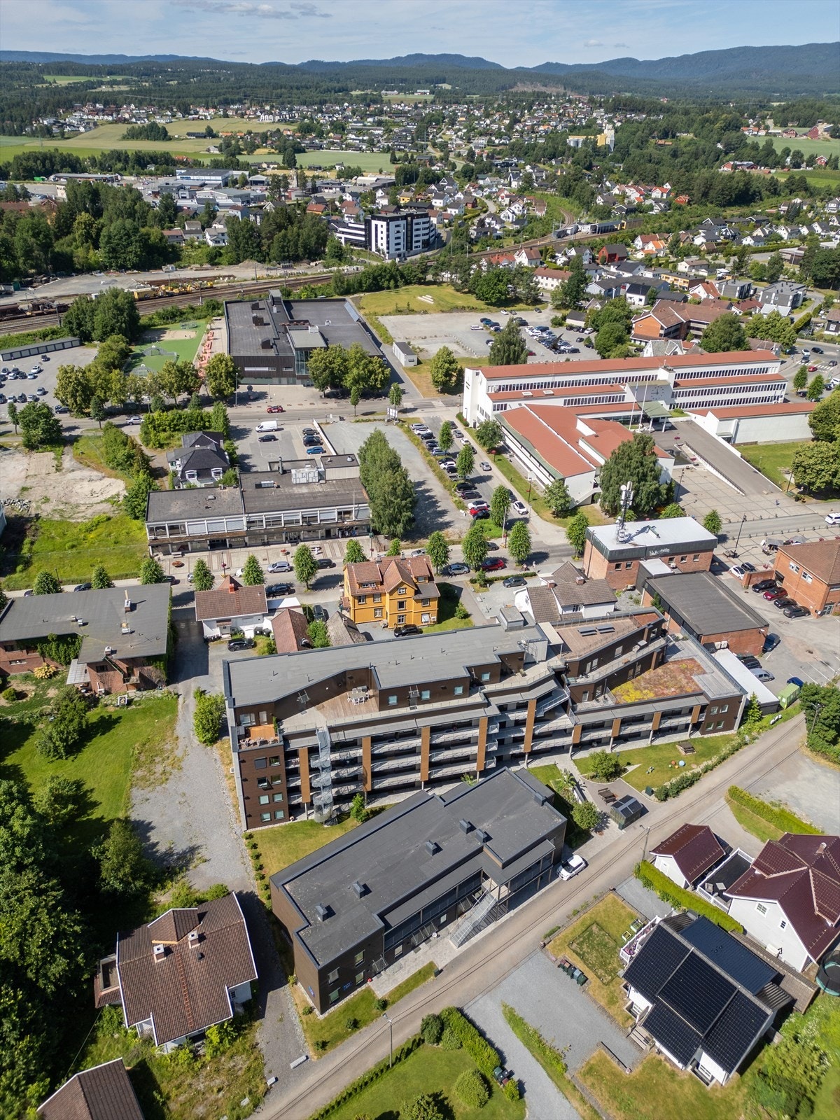 Fra leiligheten er det kort vei til butikker, skoler og offentlig transport. Galleribilde