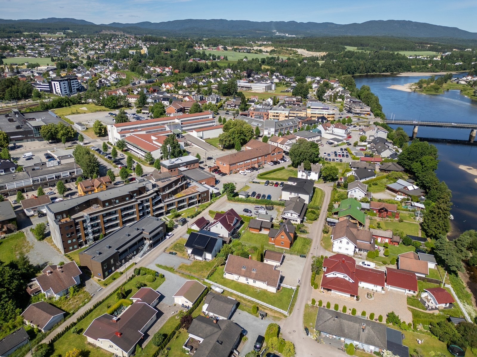 En hyggelig spasertur tar deg til sentrum med apotek, butikker og kafeer. Galleribilde
