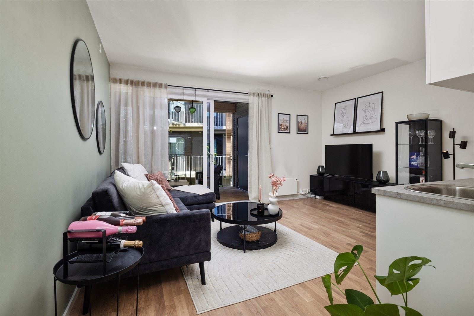 Stuen har plass til sofagruppe, med parkett på gulv og malte, slette vegger. Galleribilde