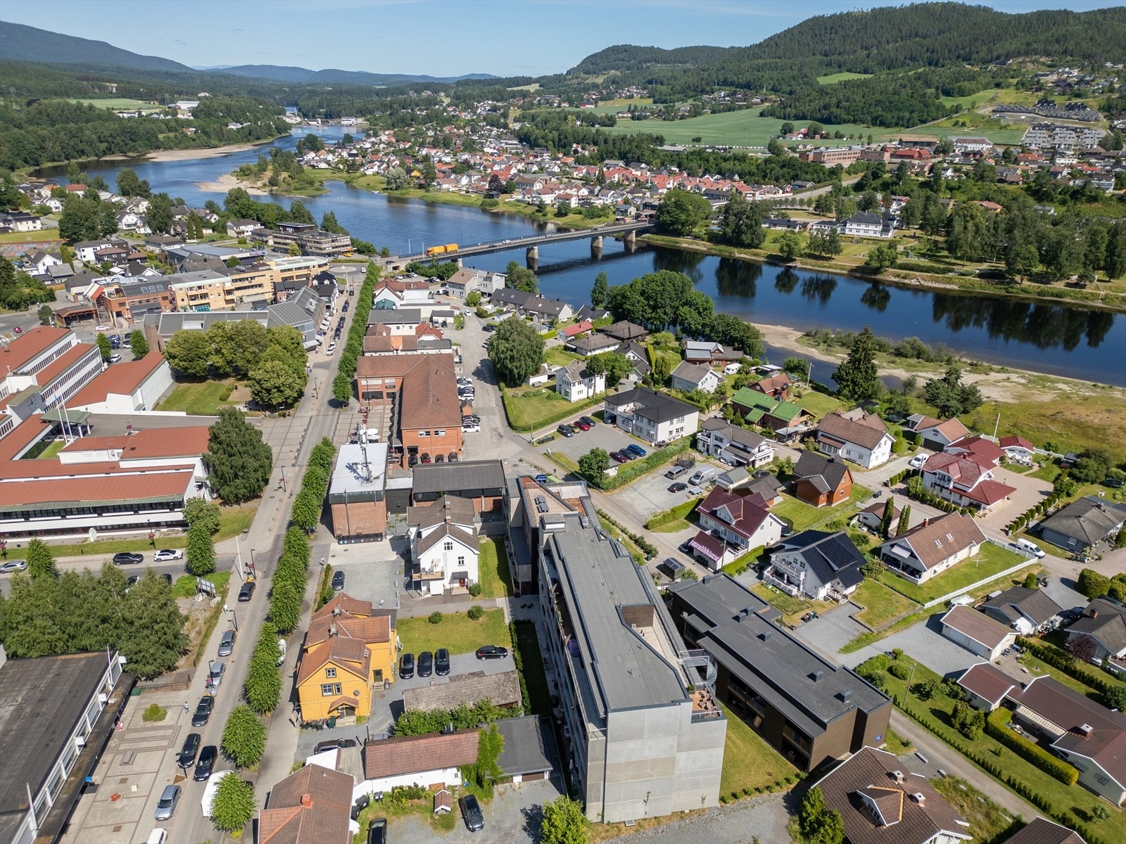 Hokksund stasjon ligger ca 6 minutters gange unna, med tog mot Oslo og Kongsberg. Galleribilde