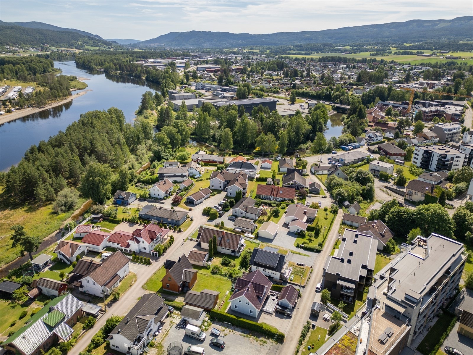 Området byr på en blanding av boliger, grøntområder og sentrumsfunksjoner. Galleribilde
